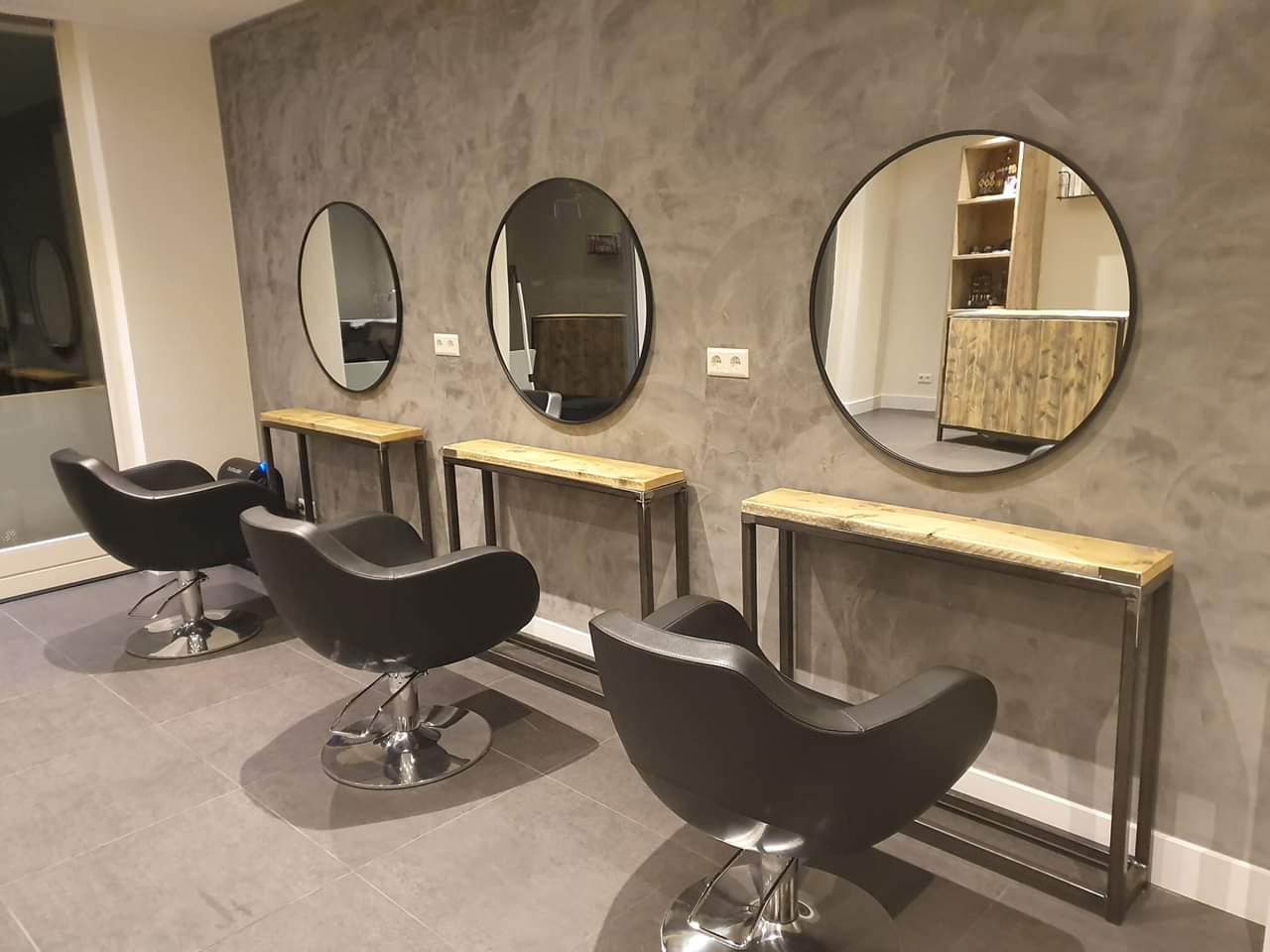 De kappersstoelen en spiegelwand in de thuissalon van Hair @ Nathalie in Wagenberg