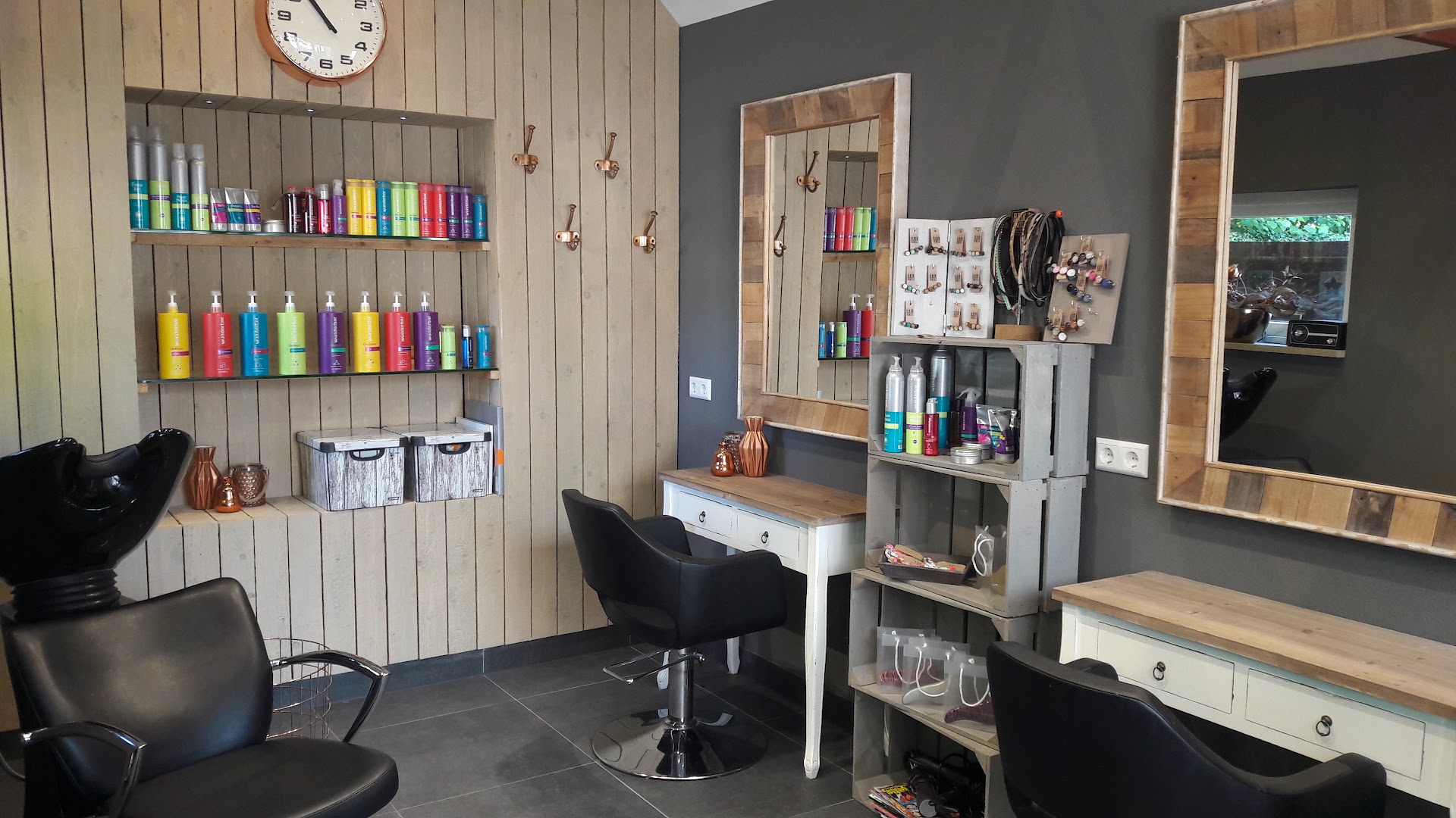 Styling-hoek met haarproducten en een kappersstoel in de salon van Hair @ Nathalie